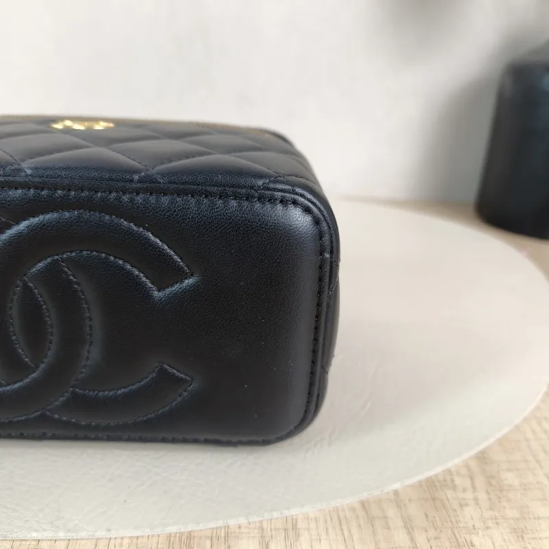Chanel Crossbody Bag Edition Black with Gold-Tone Hardware Lambskin Mini 16 × 8 × 9.5 cm — detail view 10 of 14