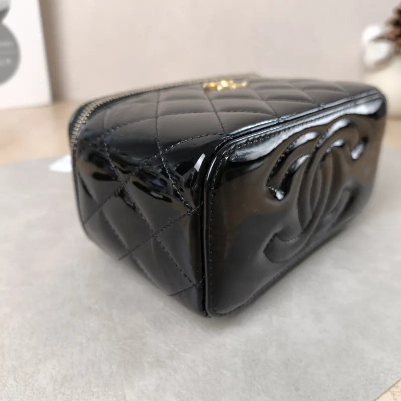 Chanel Crossbody Bag Edition Black Patent Leathermini16 × 8 × 9.5 cm — detail view 6 of 13