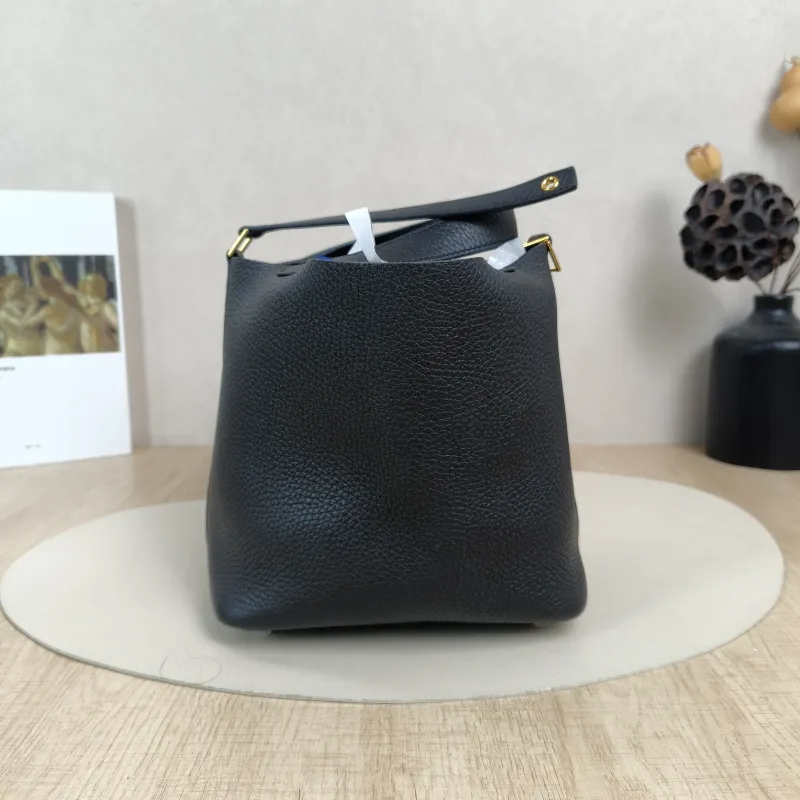 Hermès Top Handle Bag Picotin Lock 18 18Black Clemence Taurillon TC Calfskin Small18 × 13 × 19 cm — detail view 2 of 11