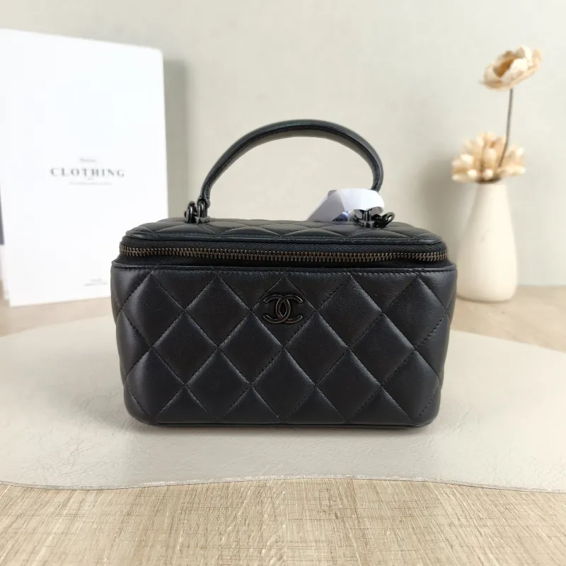 Chanel Crossbody Bag Edition Black Lambskin Mini 16 × 8 × 9.5 cm