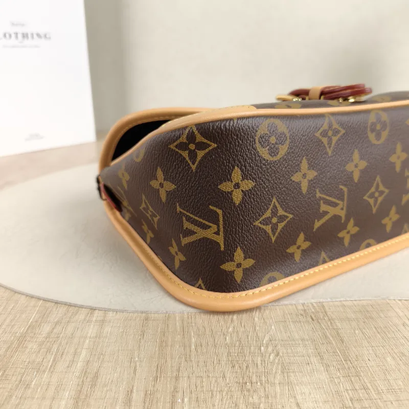 Louis Vuitton Crossbody Bag Diane Baguette Bag Shoulder Strap PVC Small 24 × 9 × 15 cm — detail view 3 of 12