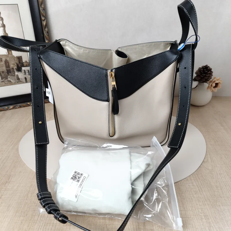 LOEWE Crossbody Bag Hammock Colorblock Calfskin Medium29 × 14 × 32 cm — detail view 11 of 12