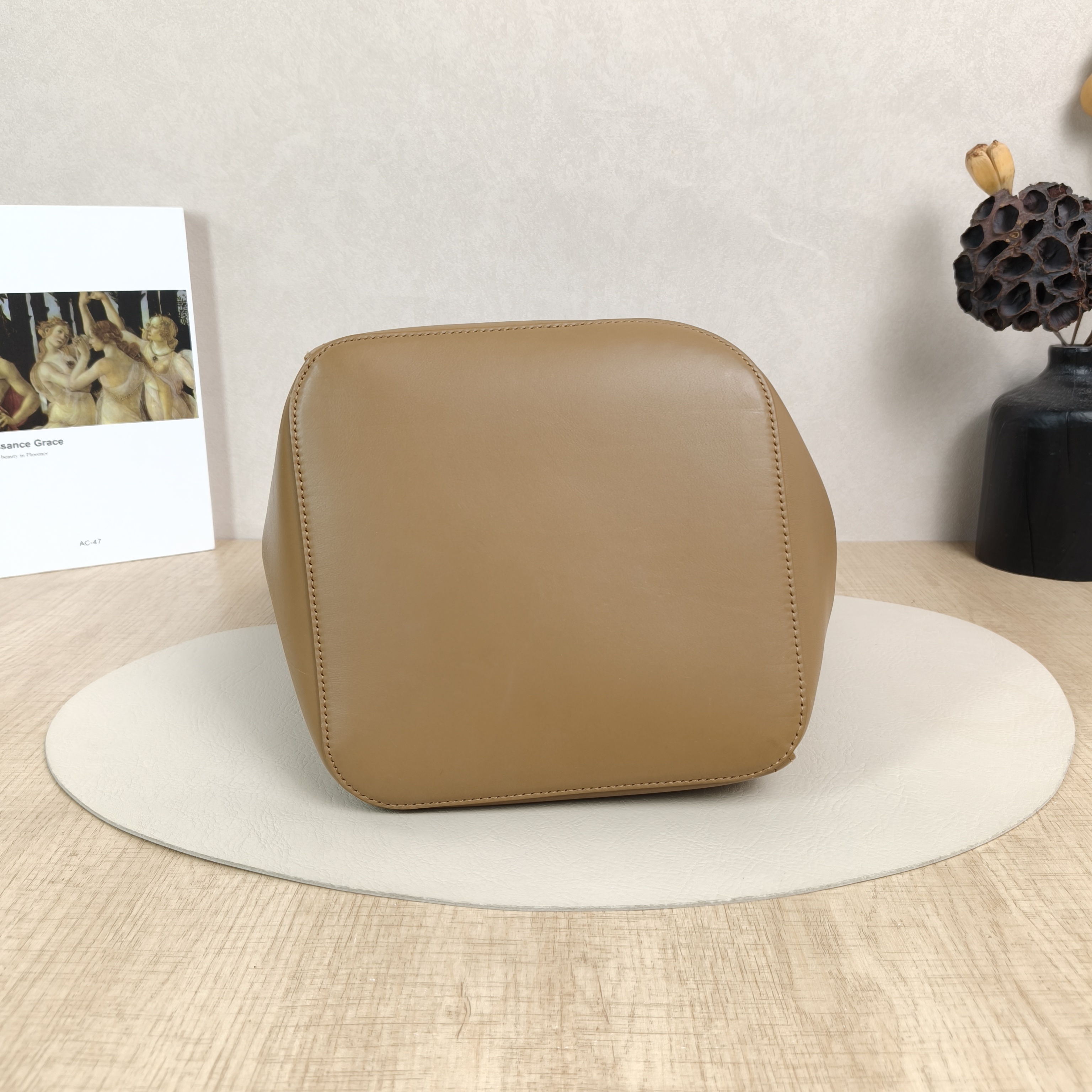 LOEWE Top Handle Bag Pebble Bucket Bucket Bag Calfskin Medium24.5 × 23.5 × 28 cm — cover view 2 of 5