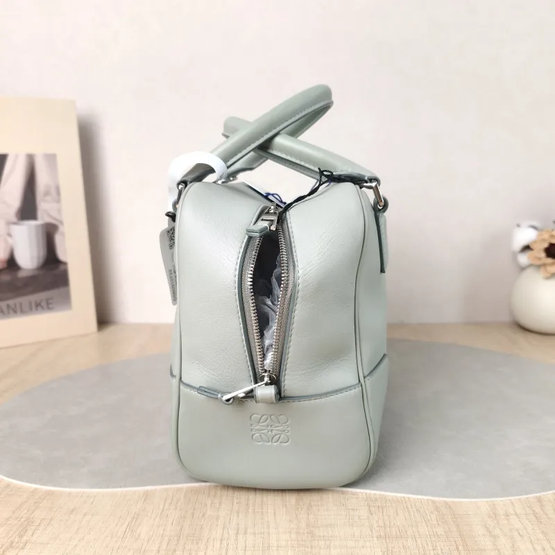 LOEWE Crossbody Bag amazona 19 Grey Calfskin Small 20.5 × 11.5 × 18 cm — detail view 5 of 12