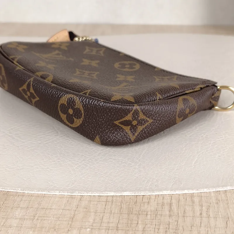 Louis Vuitton Clutch Mini Pochette Accessoires Monogram PVC Mini 15.5 × 4 × 10.5 cm — detail view 5 of 8