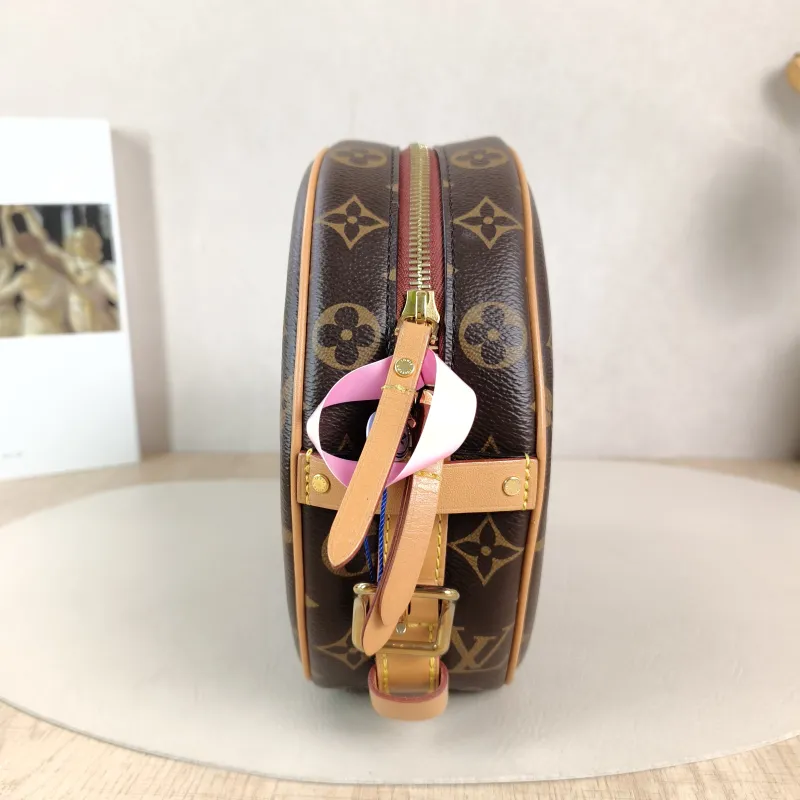 Louis Vuitton Crossbody Bag BOITE CHAPEAU SOUPLE Monogram PVC Large 20 × 8 × 22.5 cm — detail view 12 of 12