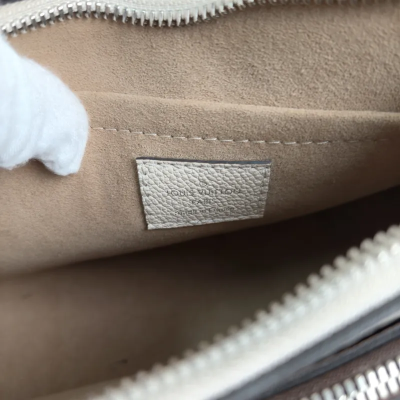 Louis Vuitton Crossbody Bag MARELLE White Epi Embossed Calfskin Small 25 × 8 × 15 cm — detail view 3 of 11