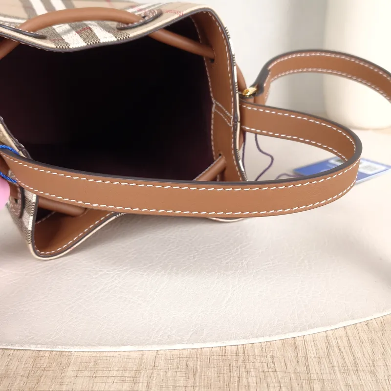 BURBERRY Crossbody Bag Bucket Bag 16.5 × 11 × 18 cm — detail view 8 of 10