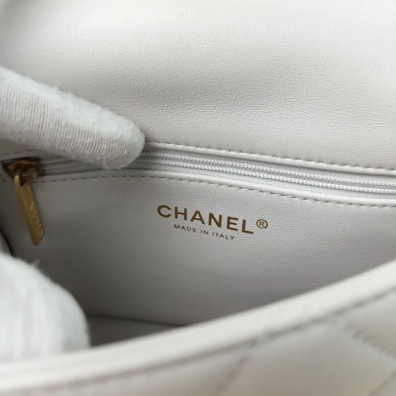 Chanel Crossbody Bag Edition White Lambskin One Size19 × 7 × 13.5 cm — detail view 14 of 14