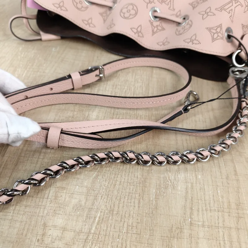 Louis Vuitton Crossbody Bag BELLA Pink Calfskin 22 × 14 × 19 cm — detail view 5 of 12
