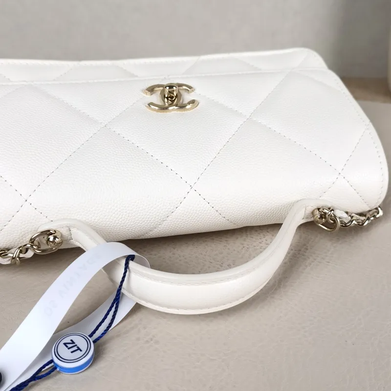 Chanel Crossbody Bag woc White Grained Calfskin 19.2 × 6 × 10.5 cm — detail view 3 of 13