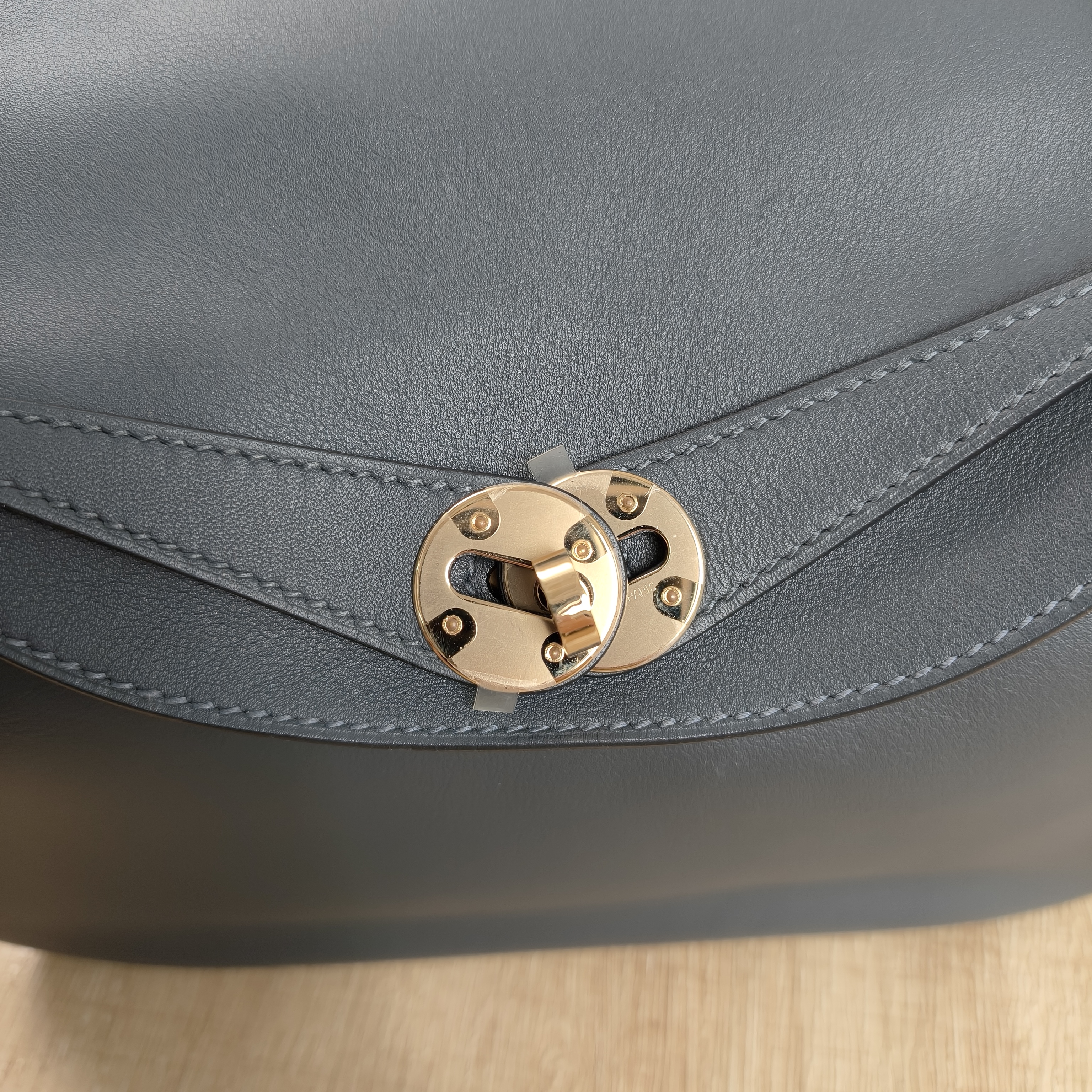 Hermès Crossbody Bag Lindy 26H0 89Black Calfskin Small26 × 12 × 18 cm — cover view 7 of 12