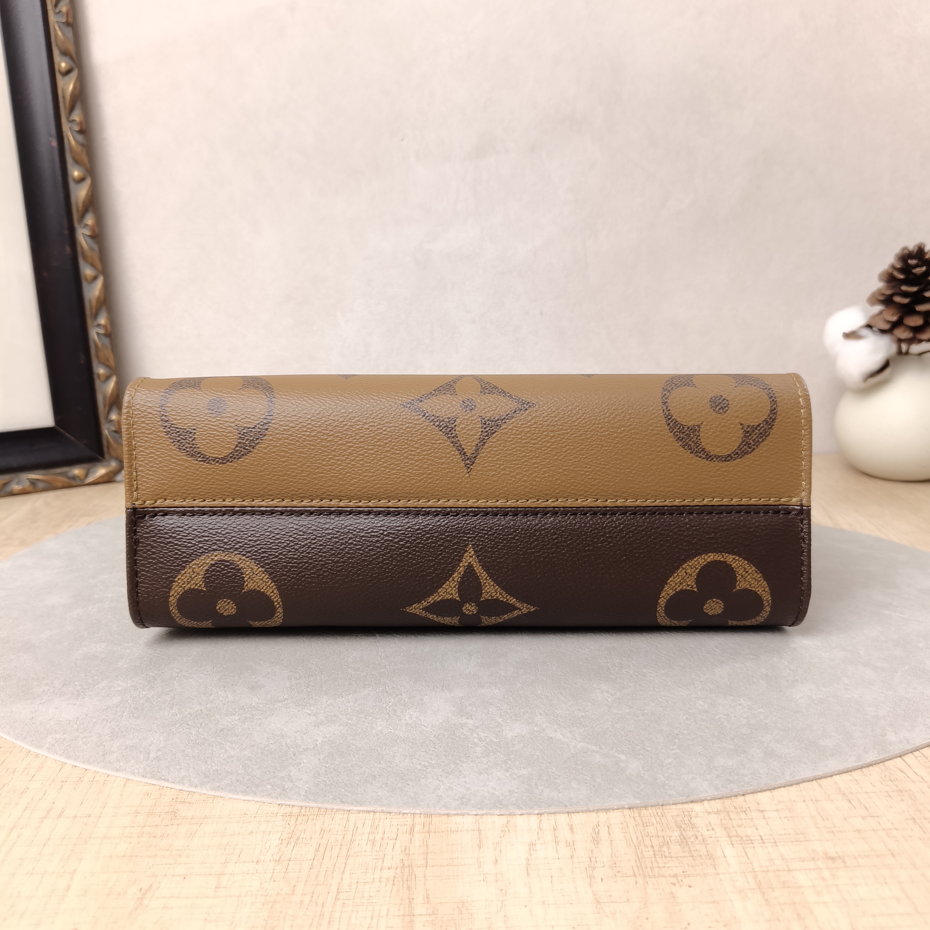 Louis Vuitton Crossbody Bag Onthego East West Monogram PVC Small25 × 10 × 13 cm — cover view 5 of 5