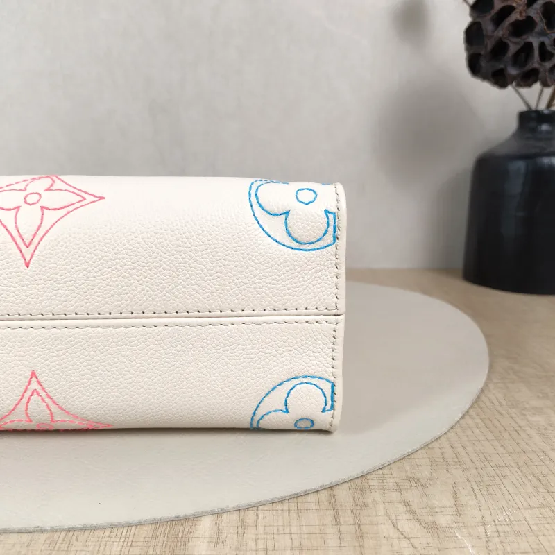 Louis Vuitton Top Handle Bag Onthego White · Embroidered Calfskin Small25 × 11.5 × 19 cm — detail view 1 of 10