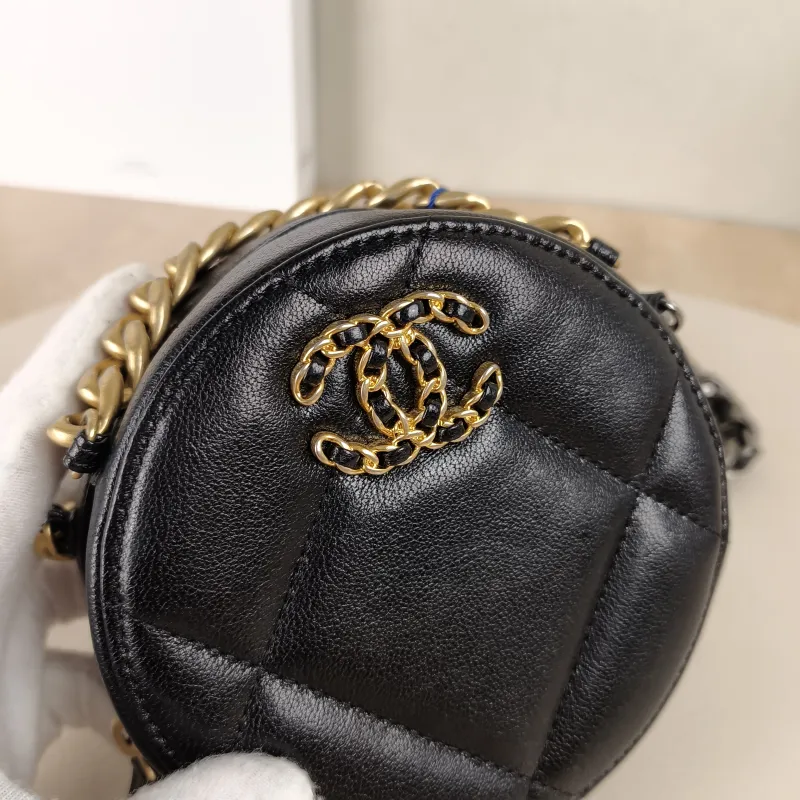 Chanel Crossbody Bag19bag Black Lambskinmini12 × 4.5 × 12 cm — detail view 2 of 13