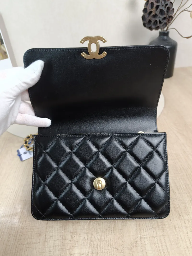 Chanel Crossbody Bag Crossbody Bag Black Lambskin One Size19.5 × 4 × 14.5 cm — detail view 3 of 14