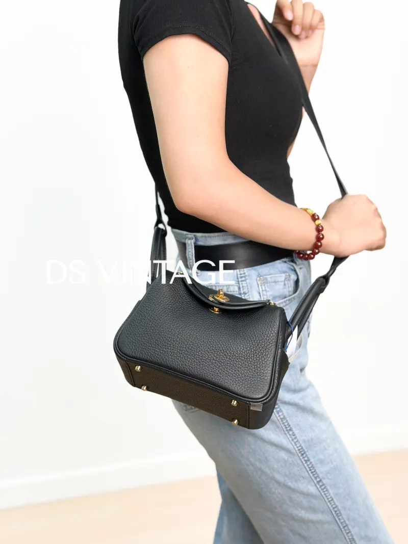 Hermès Shoulder Bag Lindy Mini 19 89Noir Black Taurillon Clemence TC Calfskin Mini 19 × 9 × 13 cm G — on-model view 1 of 6