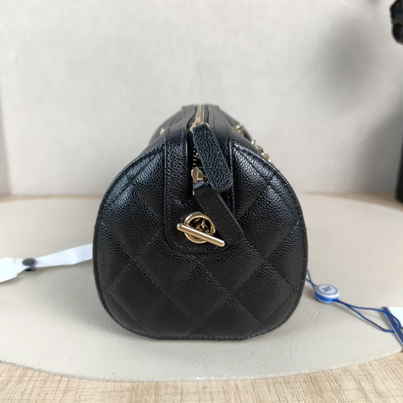 Chanel Crossbody Bag Crossbody Bag Black Grained Calfskin One Size 18.5 × 11 × 11.5 cm — detail view 10 of 13