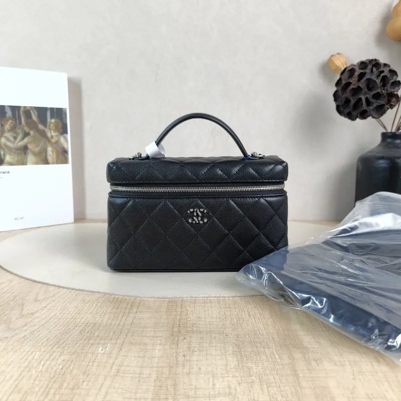 Chanel Crossbody Bag25p logo lp Black Grained Calfskin One Size19.5 × 5 × 17 cm — cover view 3 of 6