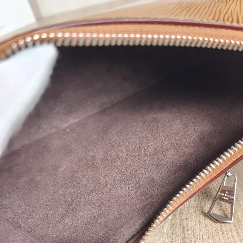 Louis Vuitton Crossbody Bag MARELLE Epi Embossed Calfskin Small25 × 8 × 15 cm — detail view 8 of 10