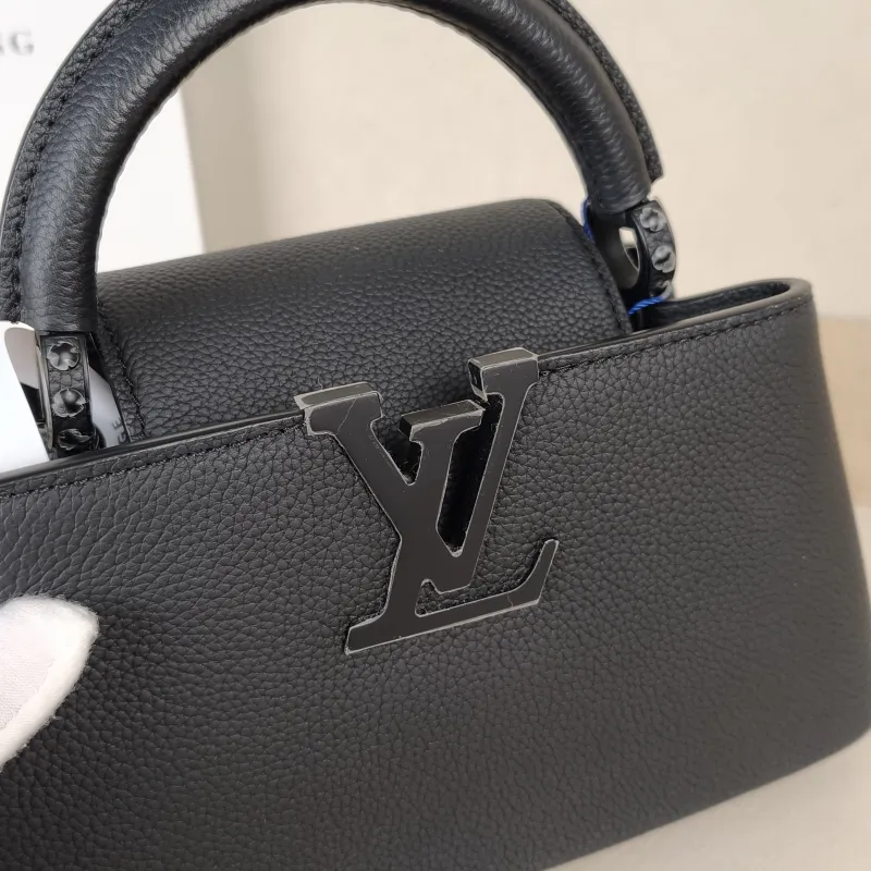 Louis Vuitton Crossbody Bag Capucines East West Black Calfskinmini22 × 8 × 12 cm — detail view 3 of 14