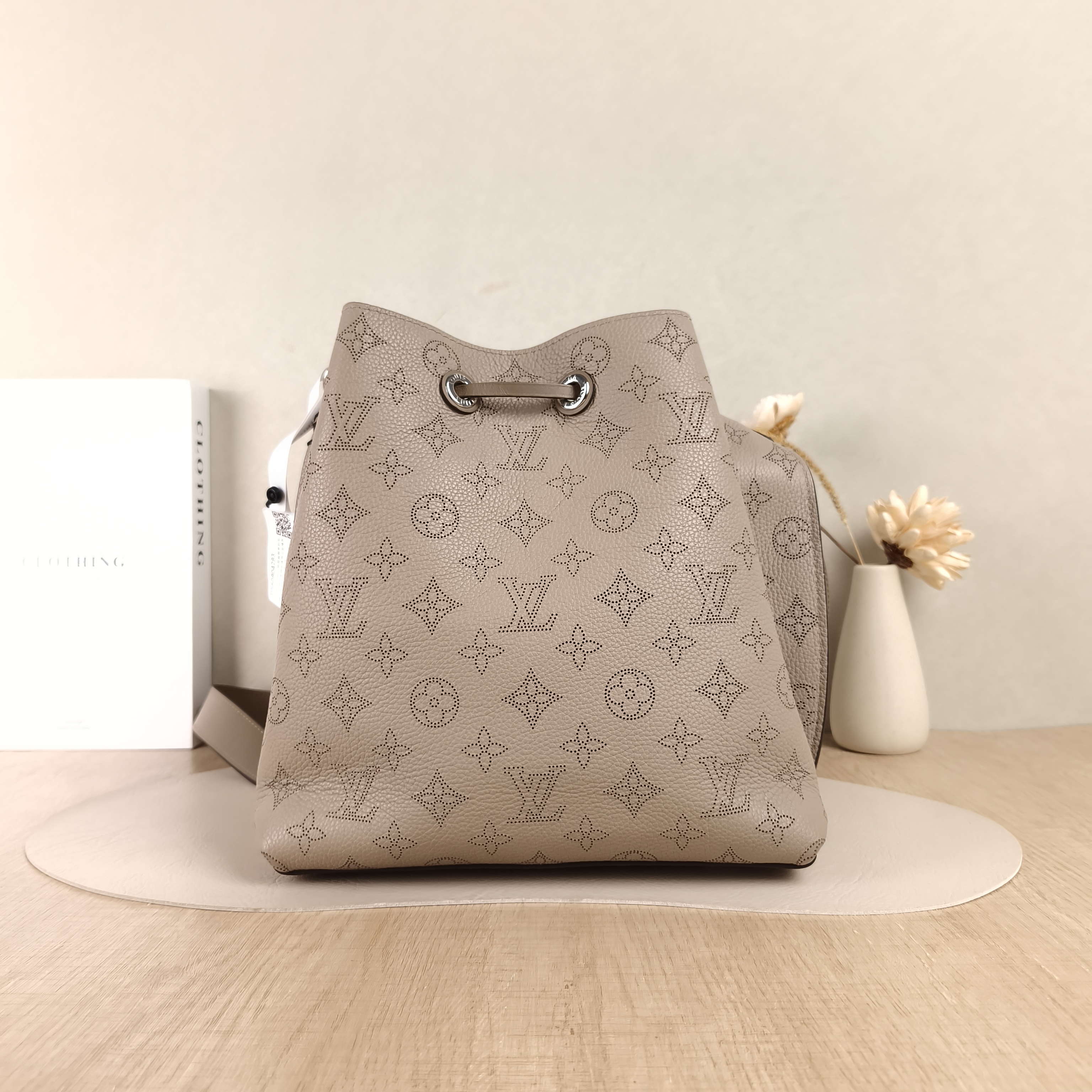 Louis Vuitton Shoulder Bag Muria Grey Calfskin One Size26 × 14 × 26 cm — cover view 3 of 5
