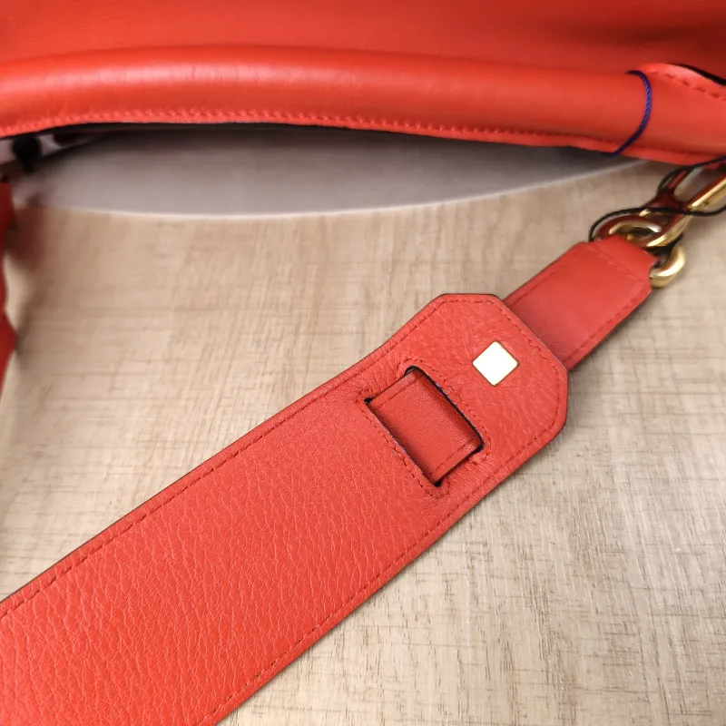 LOEWE Crossbody Bag Puzzle Red Calfskin Medium29 × 14 × 19.5 cm — detail view 15 of 17