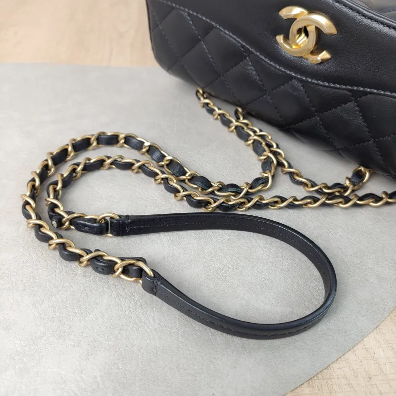 Chanel Crossbody Bag Crossbody Bag Black with Gold-Tone Hardware Lambskin One Size 24 × 7 × 15 cm 24 — detail view 5 of 13