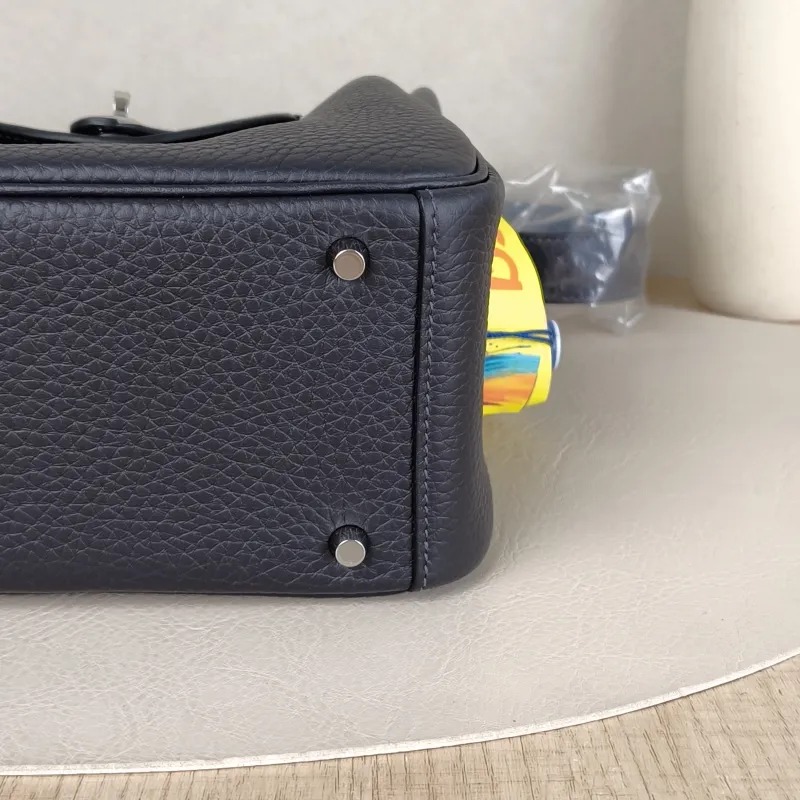 Hermès Crossbody Bag Lindy Mini 19 TC Calfskinmini19 × 9.5 × 13 cm — detail view 14 of 14