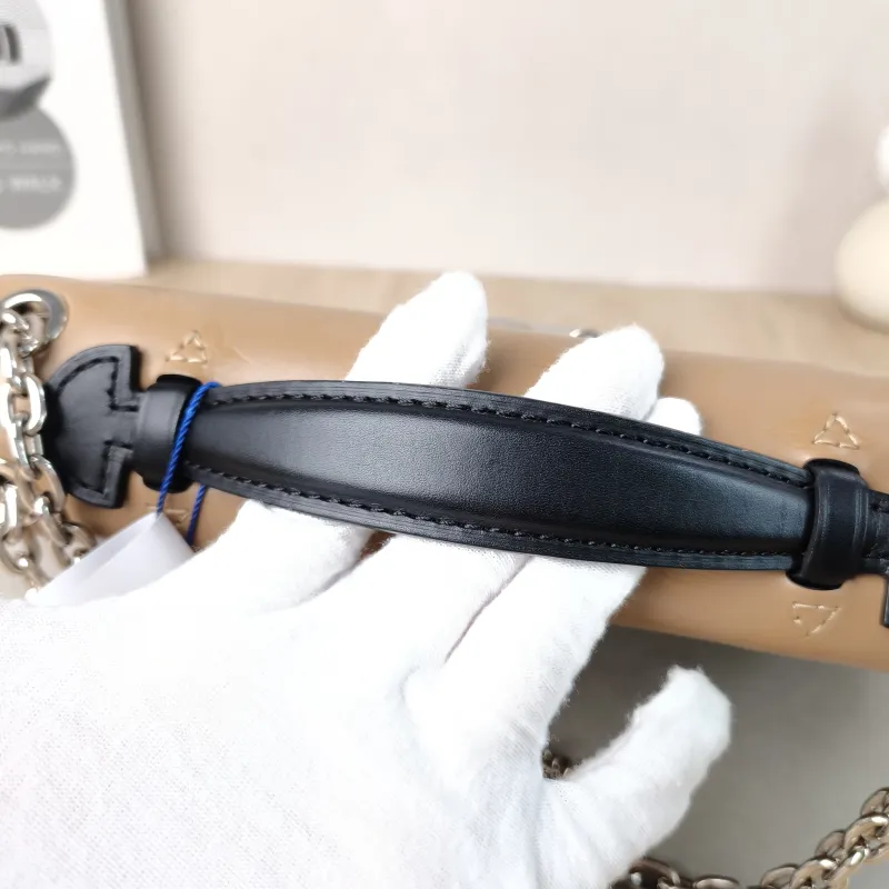 Louis Vuitton Shoulder Bag Very Chain Chain Bag Calfskin One Size24 × 8 × 15 cm — detail view 13 of 14