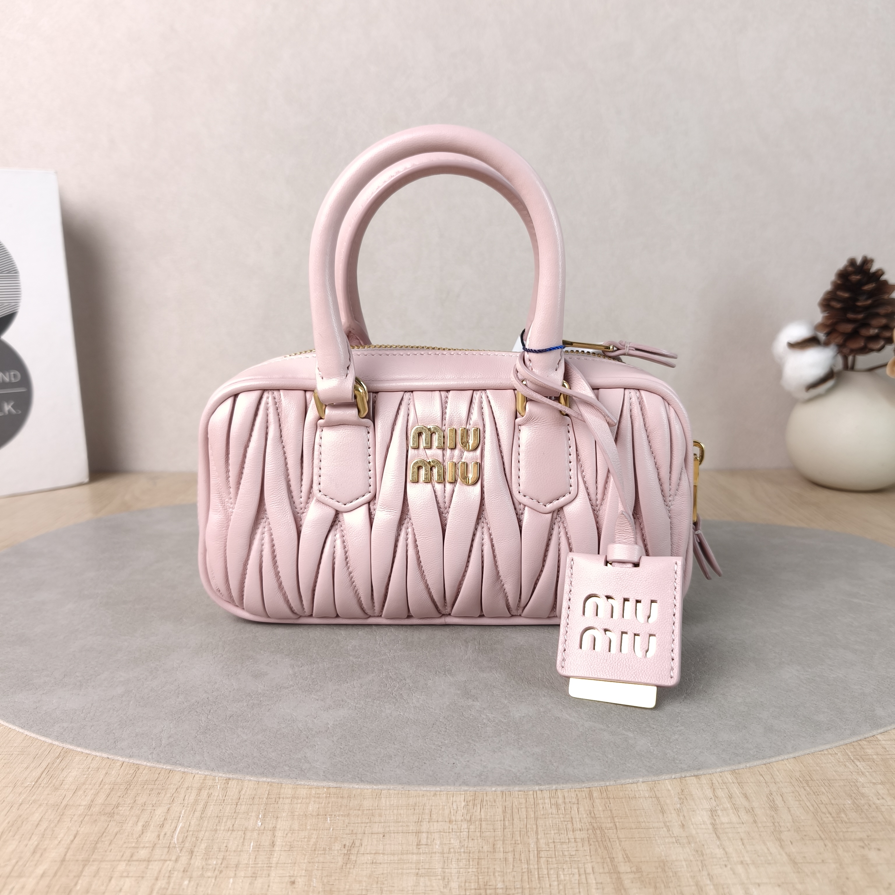 Miumiu Top Handle Bag Arcadie MatelasséCollection Edition Lambskin mini19 × 5 × 10 cm