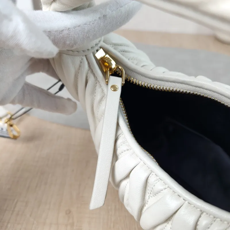 Miumiu Shoulder Bag Wander Matelassé Hobo White Lambskin Small20 × 6 × 17 cm — detail view 4 of 11