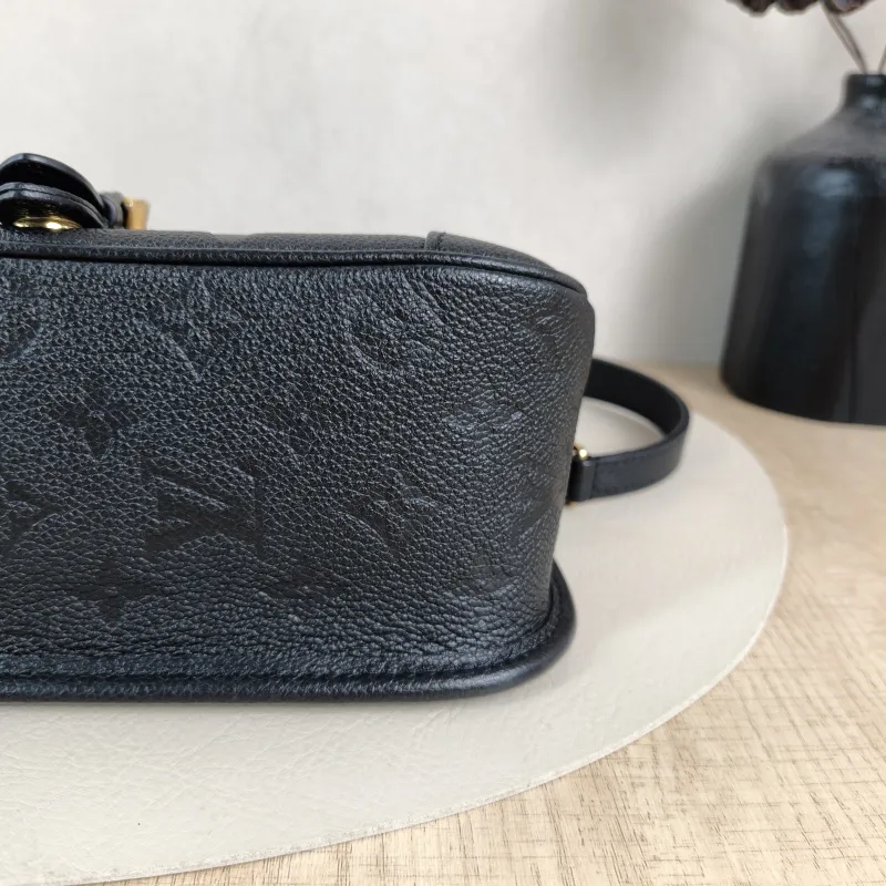 Louis Vuitton Crossbody Bag Diane Baguette Bag Black Empreinte Embossed Calfskin Small24 × 9 × 15 cm — detail view 8 of 14