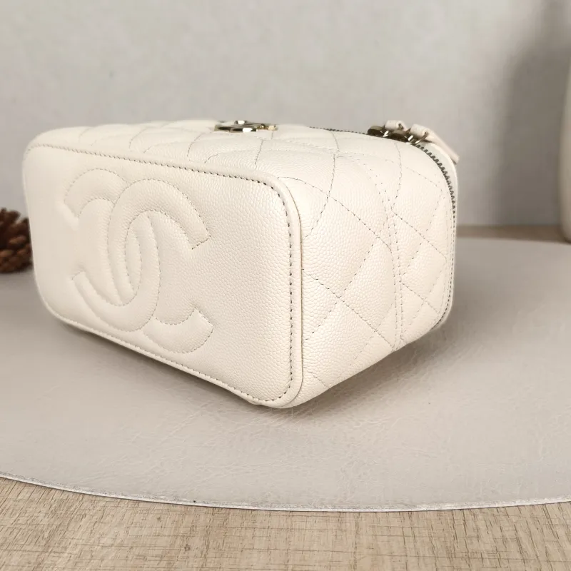 Chanel Crossbody Bag26c Edition Beige Grained Calfskin One Size17 × 8 × 9.5 cm — detail view 4 of 14