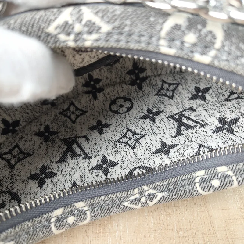 Louis Vuitton Crossbody Bag Loop Grey Small 23 × 6 × 13 cm — detail view 5 of 12