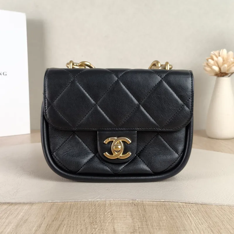 Chanel Crossbody Bag Crossbody Bag Black Calfskin One Size18.5 × 7 × 13 cm