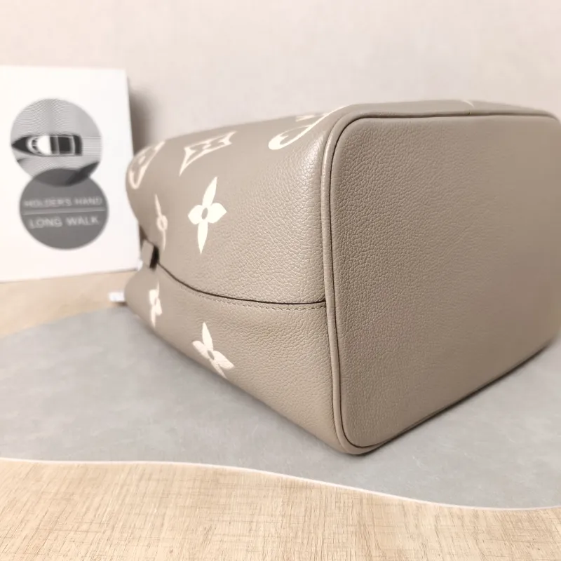 Louis Vuitton Shoulder Bag NÉONOÉ Bucket Bag · White Empreinte Embossed Calfskin Medium 26 × 17.5 × 26 cm — detail view 5 of 13