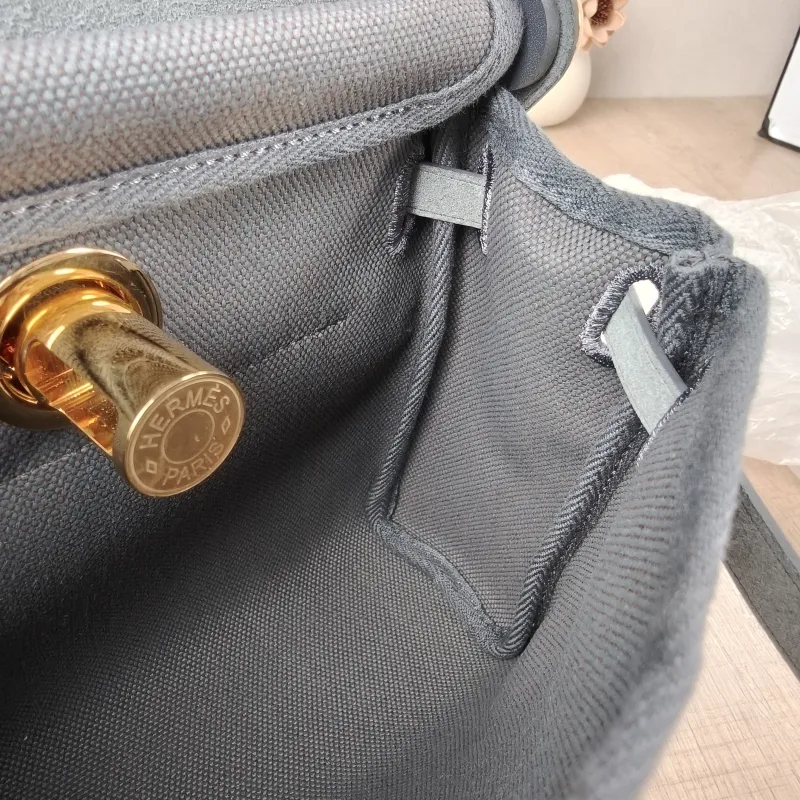 Hermès Crossbody Bag Herbag Zip 20 Calfskin，Canvasmini20.5 × 7 × 16.5 cm — detail view 5 of 12