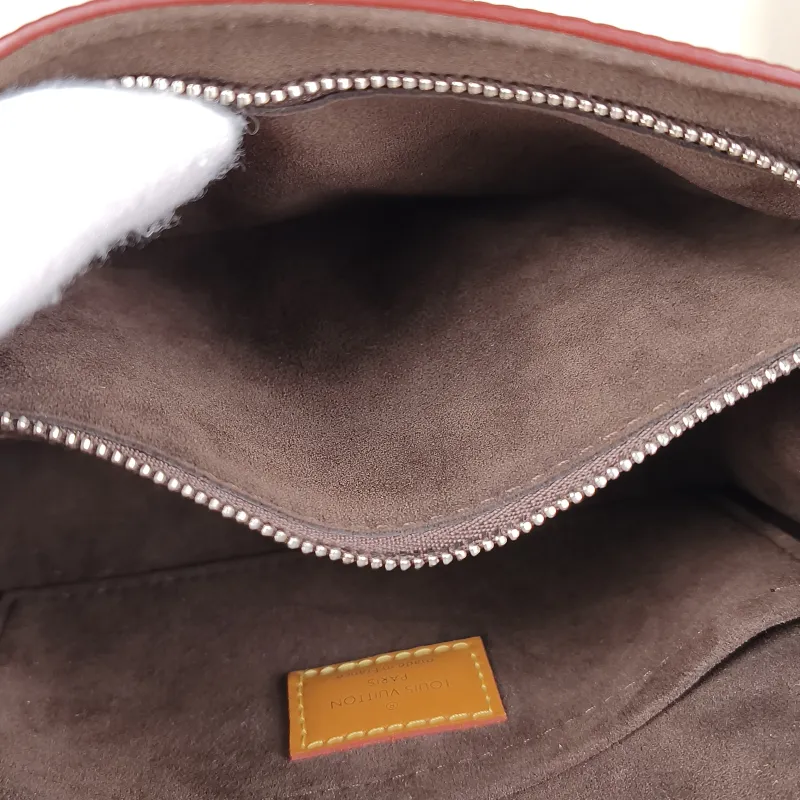 Louis Vuitton Crossbody Bag CLUNY Caramel Epi Embossed Calfskinmini20 × 7.5 × 16 cm — detail view 2 of 15