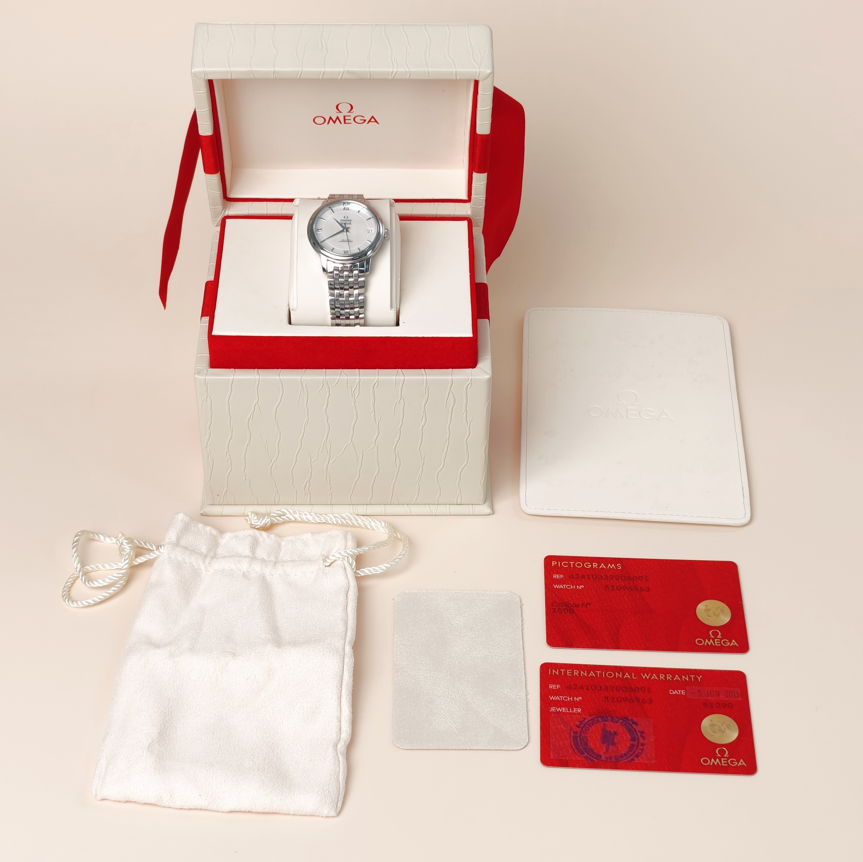 OMEGA Watch Collection Watch White Mother-of-Pearl One Size32.7mm — cover view 7 of 10