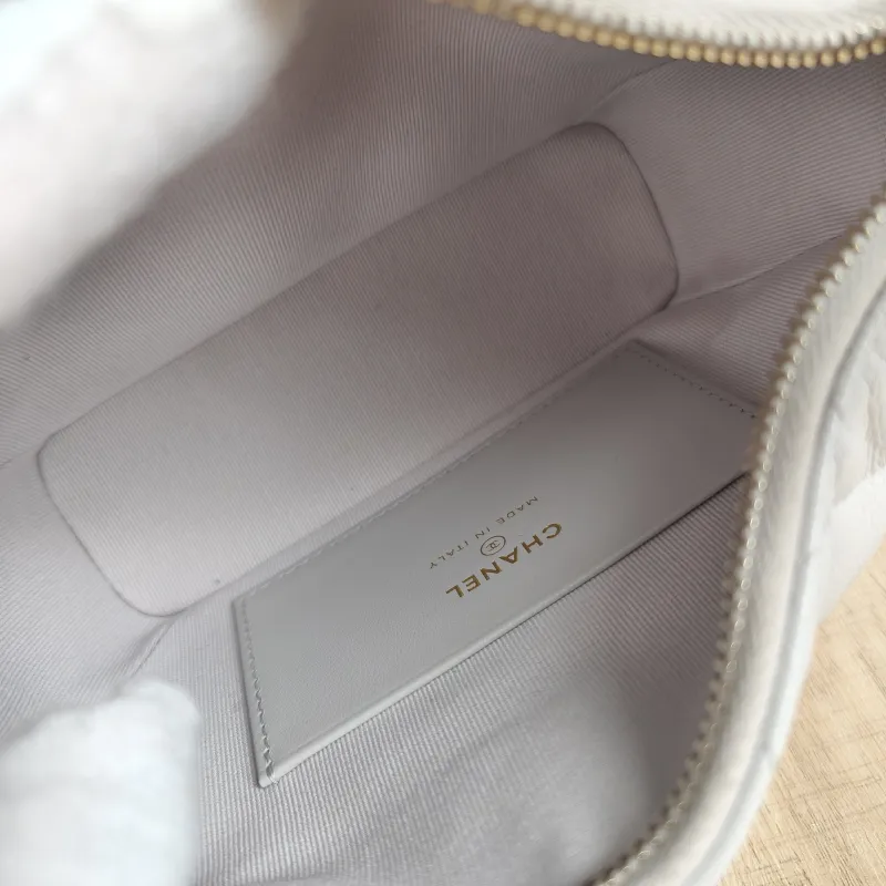 Chanel Crossbody Bag Crossbody Bag Grey Grained Calfskin One Size16 × 6 × 13 cm — detail view 7 of 13
