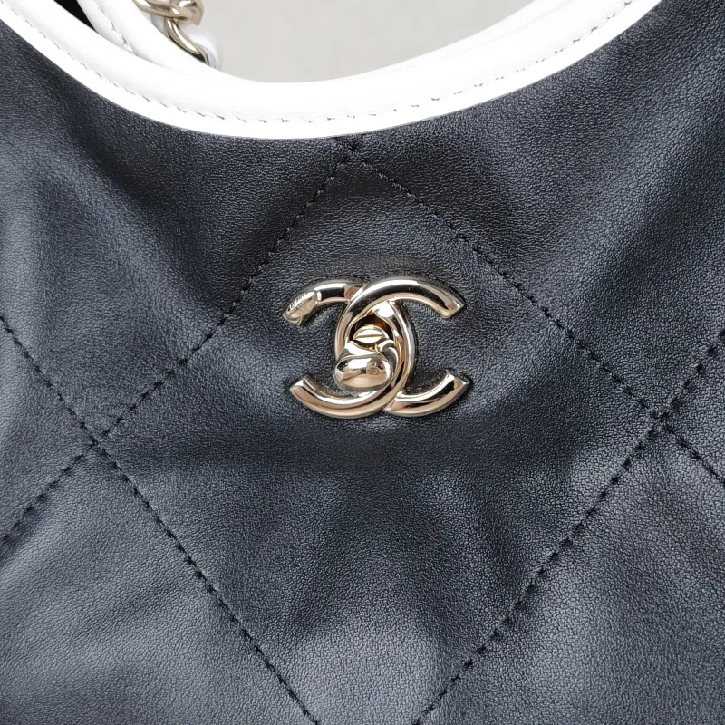 Chanel Shoulder Bag cocobeach Collection Black Lambskinmini29 × 6 × 20 cm — detail view 1 of 10
