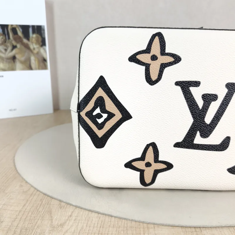 Louis Vuitton Shoulder Bag NÉONOÉ Bucket Bag PVC Medium 26 × 17.5 × 26 cm — detail view 10 of 11