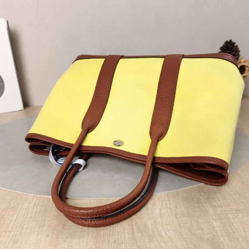 Hermès Top Handle Bag Garden Party 30 30 Canvas · Negonda Calfskin Medium30 × 13 × 21 cm — detail view 10 of 12