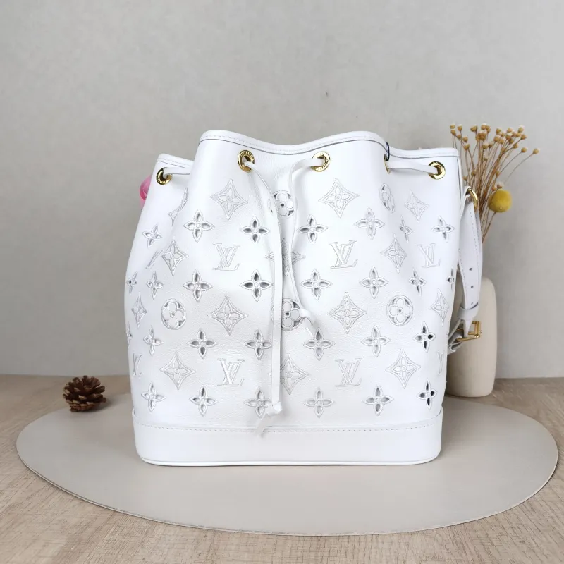 Louis Vuitton Shoulder Bag Petit Noé Bucket Bag White Calfskin One Size25 × 20 × 28.5 cm