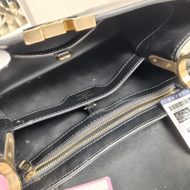 Louis Vuitton Top Handle Bag Capucines Black Calfskin Medium31.5 × 11 × 20 cm — detail view 8 of 13