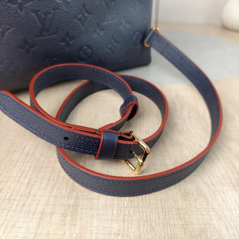 Louis Vuitton Crossbody Bag Georges Blue Calfskin Medium34 × 15 × 22 cm — detail view 13 of 15