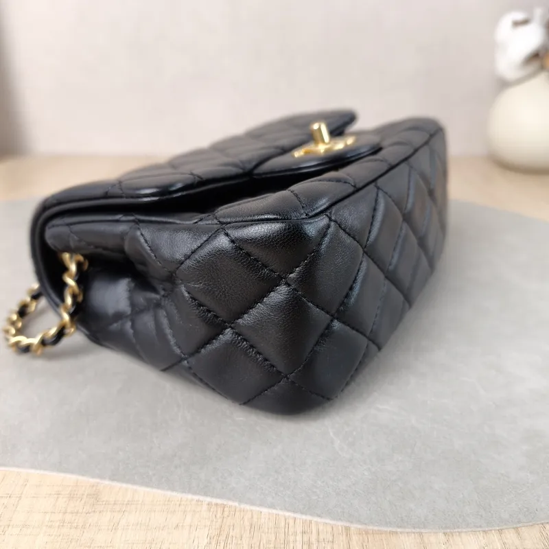 Chanel Crossbody Bag Black Lambskin One Size 17 × 8 × 13.5 cm — detail view 1 of 14