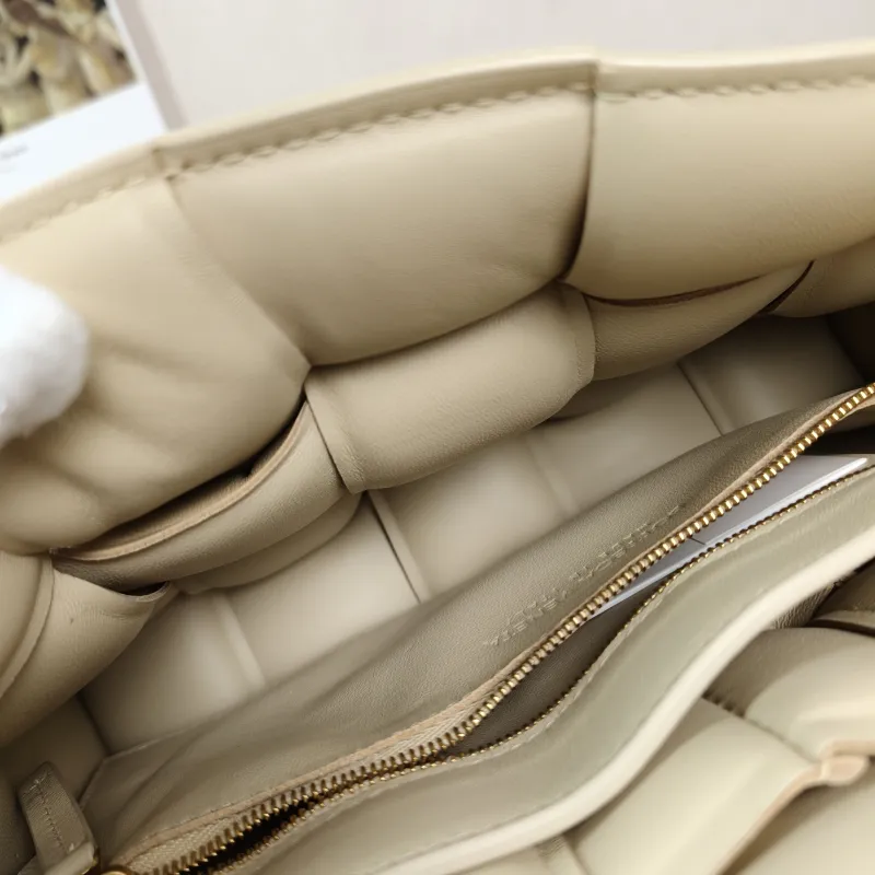 Bottega Veneta Crossbody Bag Padded Cassette Woven Lambskin Medium26 × 8 × 18 cm — detail view 6 of 14