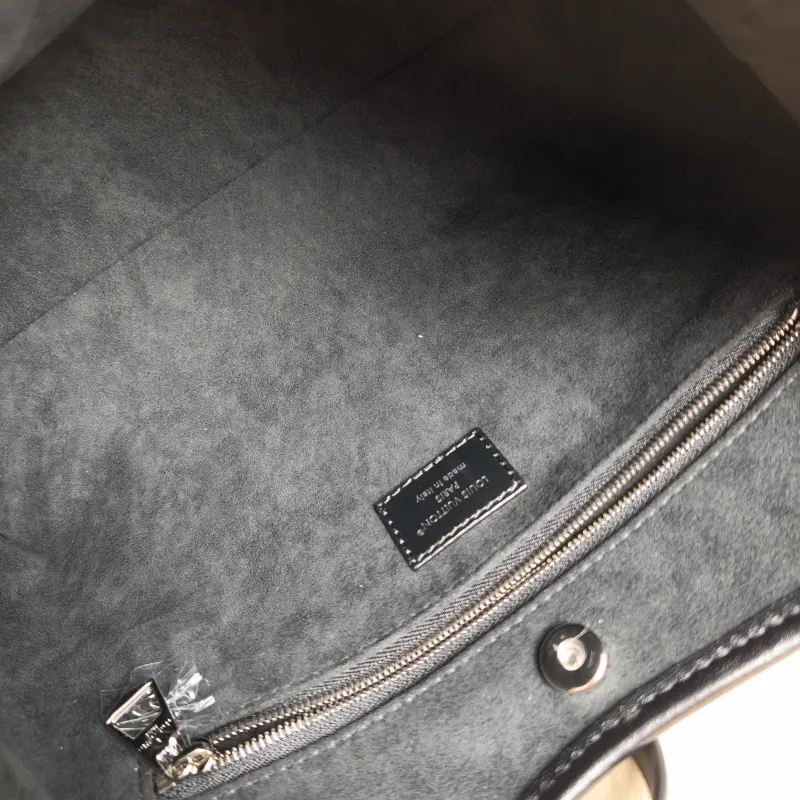 Louis Vuitton Crossbody Bag Carryall Cargo Vibe Black SL ambskin Small 33.5 × 15 × 23 cm — detail view 9 of 10